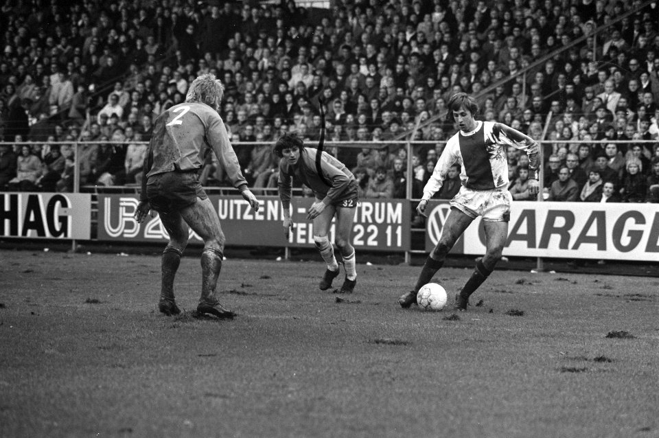 Ajax tegen Telstar 5-2, J Cruyff (r) in actie, Bestanddeelnr 925-1632