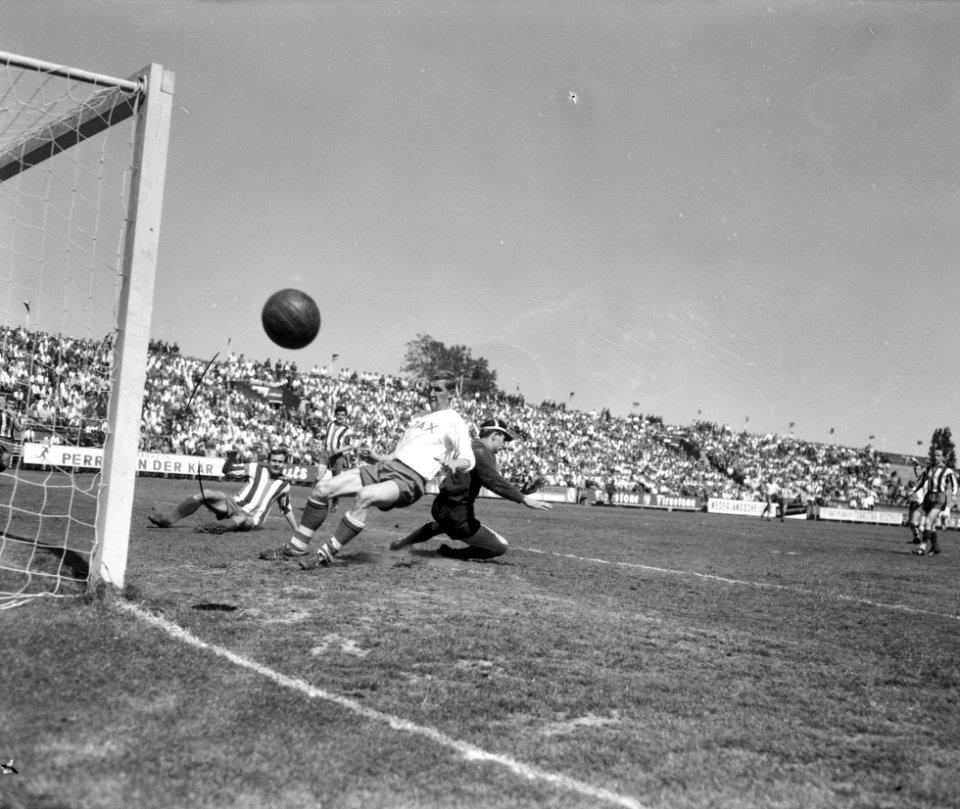 Ajax tegen Willem II 7-0 Cees Groot is keeper Feijt gepasseerd maar schiet naas, Bestanddeelnr 915-2159
