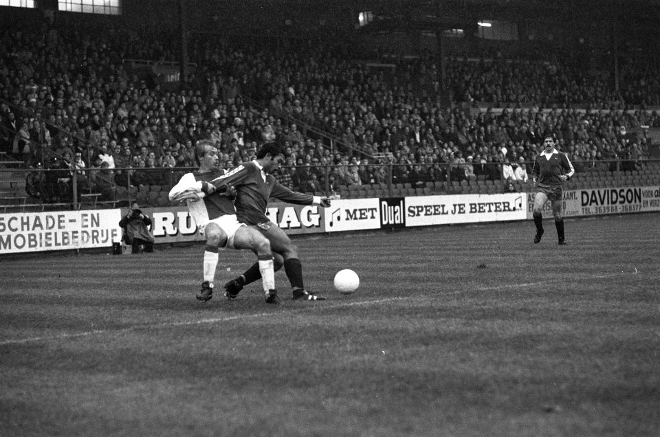 Ajax tegen Willem II 1-1, Schoenaker (l) in duel met Hoyer (r), Bestanddeelnr 931-2049