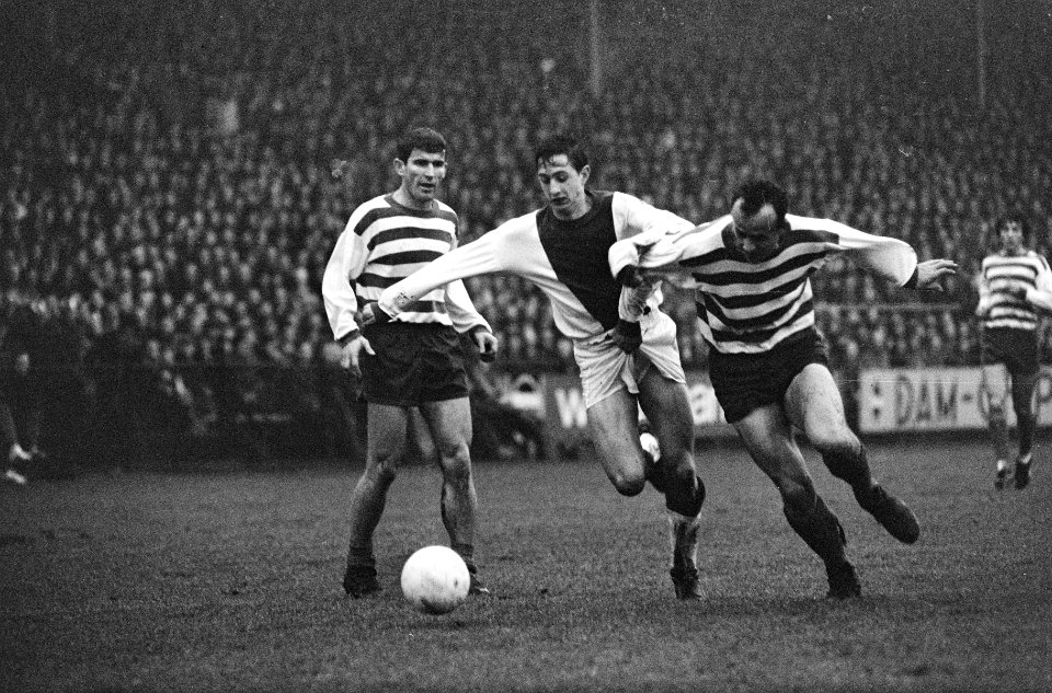 Ajax tegen Xerxes 4-1, Johan Cruijff tussen twee verdedigers Xerxes, Bestanddeelnr 919-8913