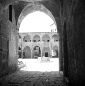Akko. Binnenplein van de Caravanserail met de zuilen of de Khan el Umdan. Op het, Bestanddeelnr 255-2512