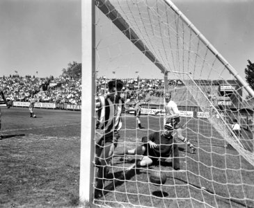 Ajax tegen Willem II 7-0 Cees Groot scoort het eerst doelpunt, op grond keeper , Bestanddeelnr 915-2160