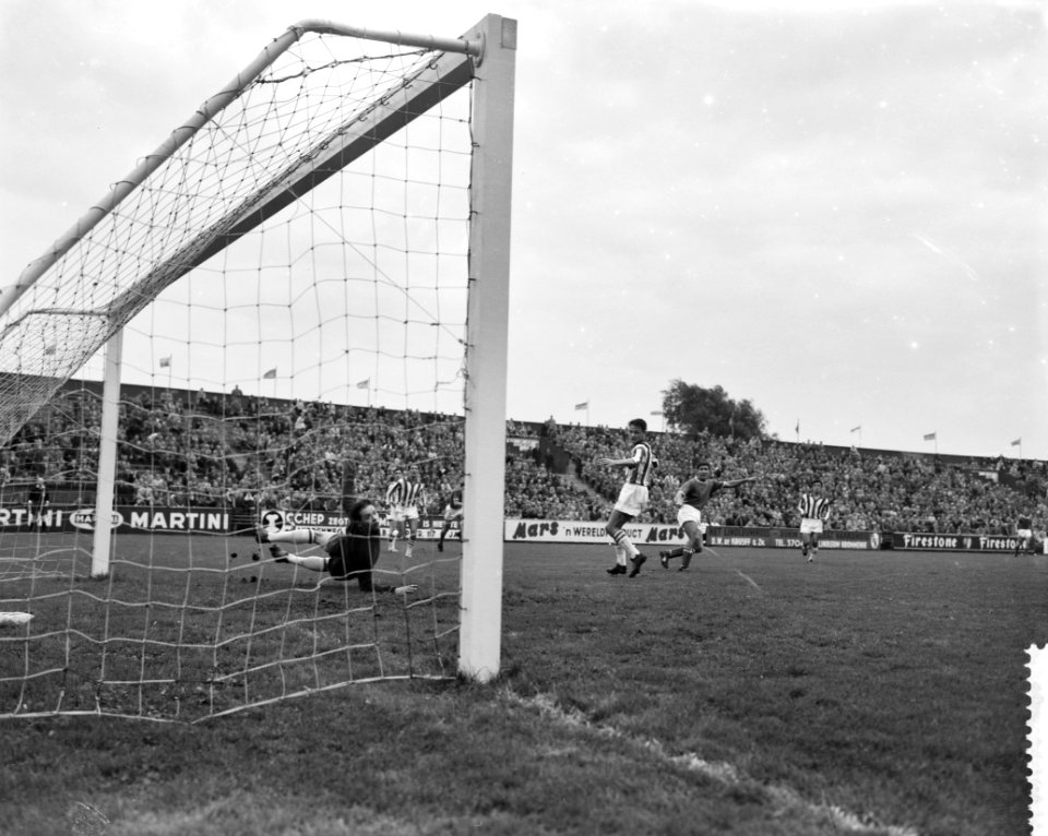 Ajax tegen Willem II 6-0, 5e doelpunt van Ajax door Prins Swart 2e van rechts ju, Bestanddeelnr 911-6600
