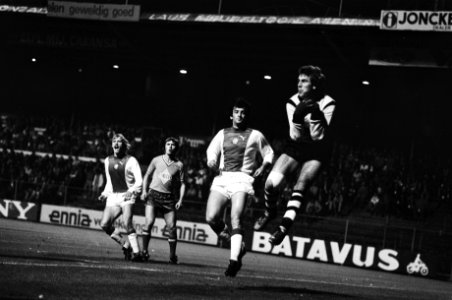 Ajax tegen VVV 4-0, Clarke in duel met VVV-doelman Soboza, Bestanddeelnr 929-9153