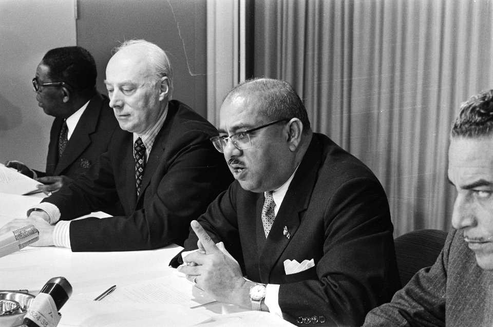 Akkoord SLM-KLM over Surinamelijn persconferentie op Schiphol links minister B, Bestanddeelnr 924-1684