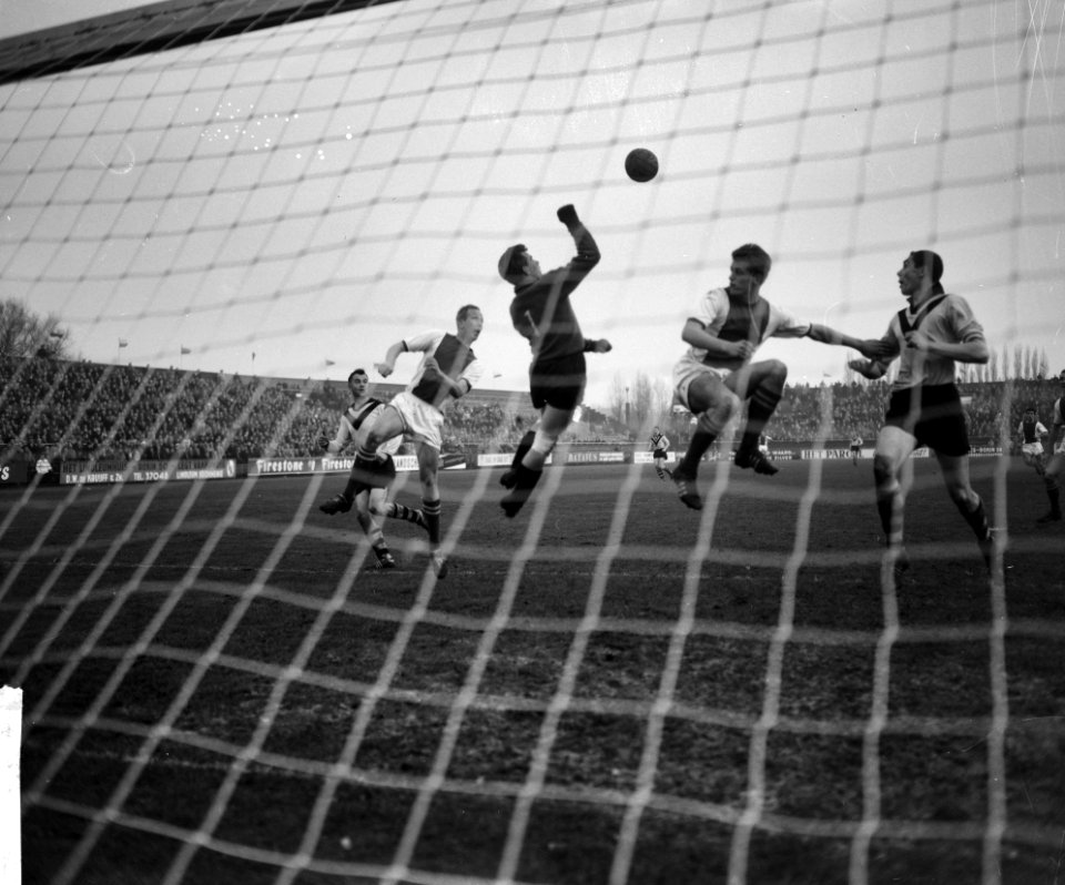 Ajax tegen VVV 3-1 Schatorjé (VVV), Groot, Schroemgens (VVV) en Keizer, Bestanddeelnr 913-2255