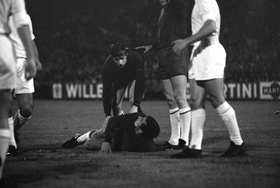 Ajax tegen Real Madrid 1-1 in Olympisch Stadion . Swart geblesseerd, Cruijff hel, Bestanddeelnr 920-7218