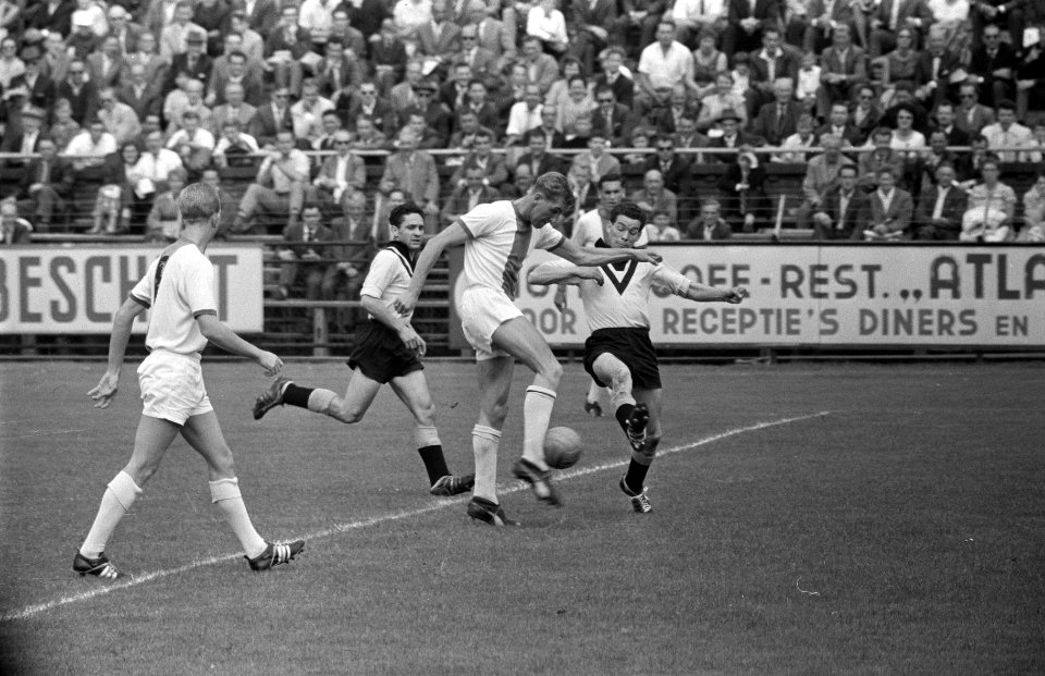 Ajax tegen VVV 2-0, Cees Groot in duel met 2 VVV-ers, Bestanddeelnr 911-5199