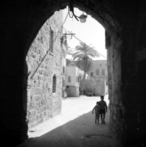 Akko. Poort in een smalle straat. In de schaduw staan twee kinderen, Bestanddeelnr 255-2514