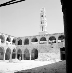 Akko. Binnenplein van de Caravanserail met de zuilen of de Khan el Umdan. Tussen, Bestanddeelnr 255-2510