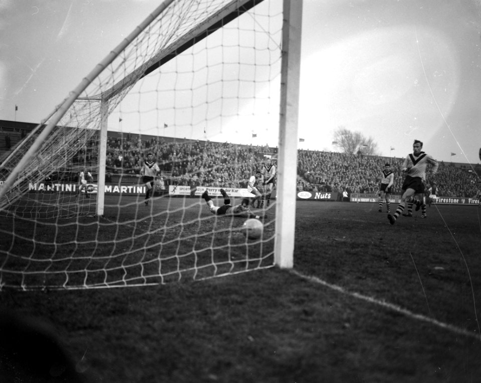 Ajax tegen VVV 3-1 Sjaak Swart maakt tweede doelpunt, Bestanddeelnr 913-2254