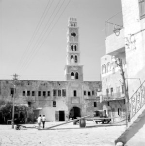 Akko. Plein voor de Caravanserail met de zuilen of de Khan el Umdan. Hoofdingang, Bestanddeelnr 255-2507