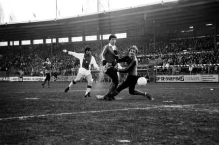 Ajax tegen Willem II 7-1 Simon Tahamata (links) scoort 4e doelpunt, Bestanddeelnr 930-6201