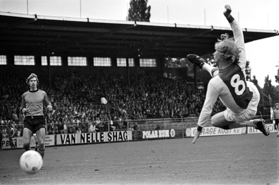 Ajax tegen Volendam 1-2, Geels maakt 1-0, links Dick Helling, Bestanddeelnr 929-3724