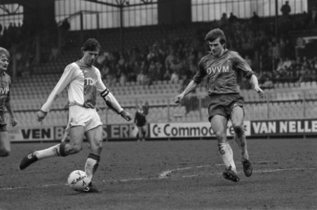 Ajax tegen Veendam Ajaxspeler Van Basten schiet voorbij Veendammer Wieling, Bestanddeelnr 933-9500
