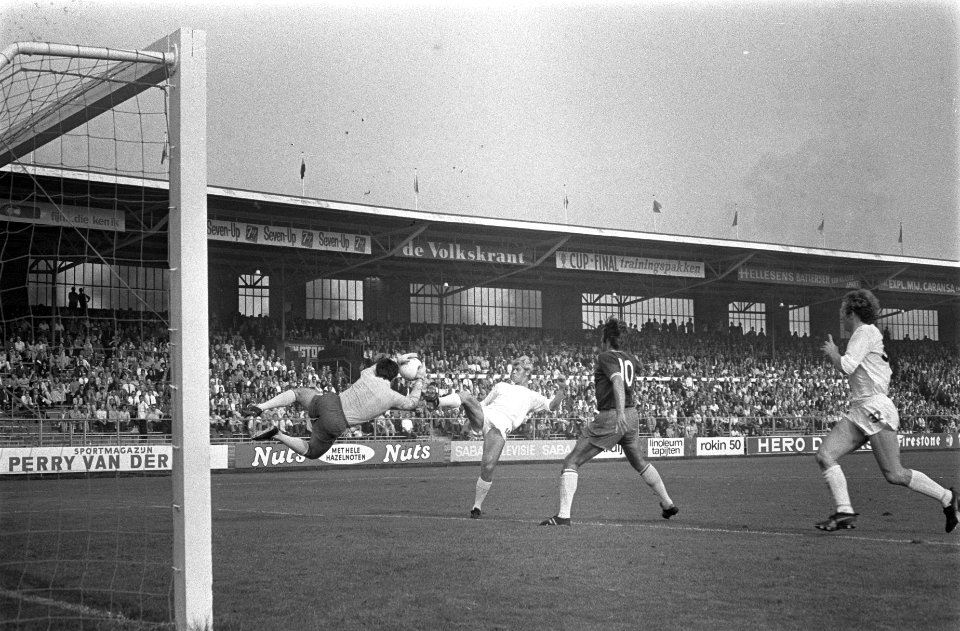 Ajax tegen Telstar 3-1 keeper Van der Meeren (Telstar) vangt bal, Bestanddeelnr 923-8781