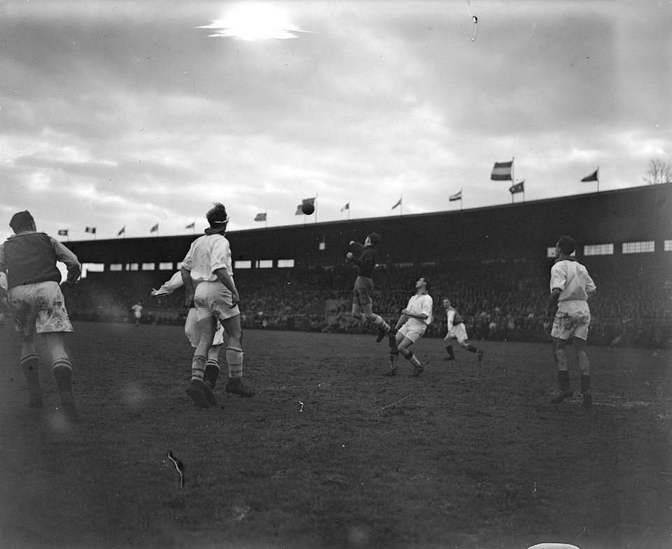 Ajax tegen Zeeburgia 1-1. Wustenhoff (keeper Zeeburgia) stompt weg, Bestanddeelnr 902-5498
