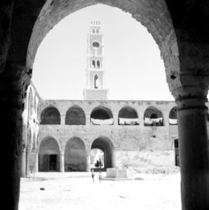 Akko. Binnenplein van de Caravanserail met de zuilen of de Khan el Umdan. Tussen, Bestanddeelnr 255-2511