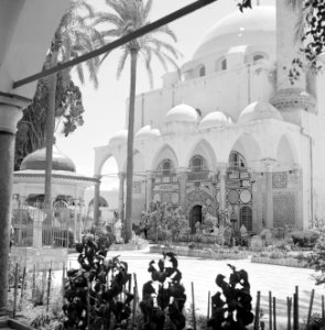 Akko, Binnenplein voor de ingang van de El Jezzar moskee. In de voorhal marmerin, Bestanddeelnr 255-2524