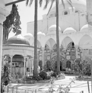 Akko, Binnenplein voor de ingang van de El Jezzar moskee. in de voorhal marmerin, Bestanddeelnr 255-2523