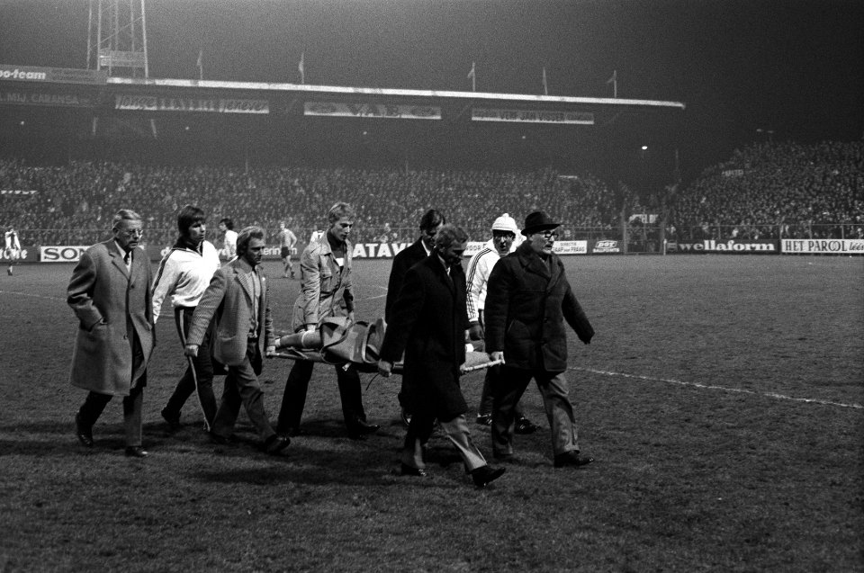 Ajax tegen Twente 1-0, Willy van de Kerkhof wordt gewond weggedragen, Bestanddeelnr 925-2468