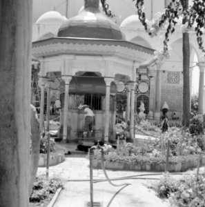 Akko, Binnenplein voor de ingang van de El Jezzar moskee. Gelovigen bij de kiosk, Bestanddeelnr 255-2521