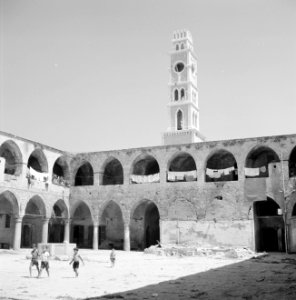 Akko. Binnenplein van de Caravanserail met de zuilen of de Khan el Umdan. Tussen, Bestanddeelnr 255-2509