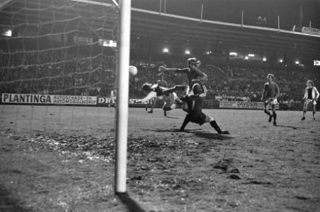Ajax tegen Volendam 2-0, halve finale KNVB beker Neeskens scoort 2-0, Bestanddeelnr 925-5197