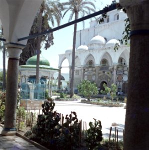 Akko. El Jezzar moskee ingangspartij met marmerincrustaties en een deel van het, Bestanddeelnr 255-9236