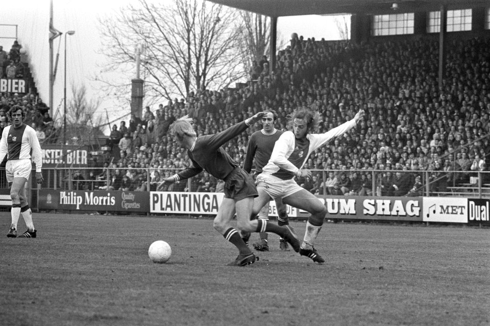 Ajax tegen Utrecht 3-1, vlnr Cote, Van Oudenalten en Neeskens in aktie, Bestanddeelnr 926-3140