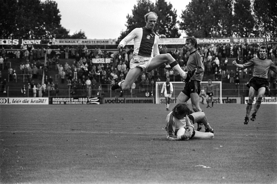 Ajax tegen Volendam 1-2, keeper Hoogland is Geels te snel, Bestanddeelnr 929-3725