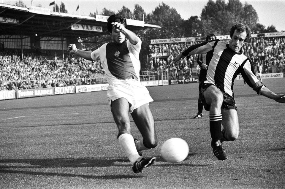 Ajax tegen Vitesse 4-0 Tscheu la Ling zet voor Dick Mulderij (r) komt te laat, Bestanddeelnr 929-9377