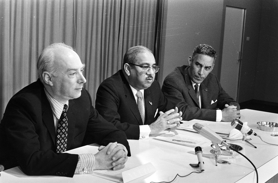 Akkoord SLM-KLM over Surinamelijn persconferentie op Schiphol Bakker, Radhakis, Bestanddeelnr 924-1682