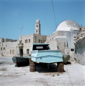 Akko (Acre) . Havenfront met op de kade een boortje op verroeste benzinevaten en, Bestanddeelnr 255-9314