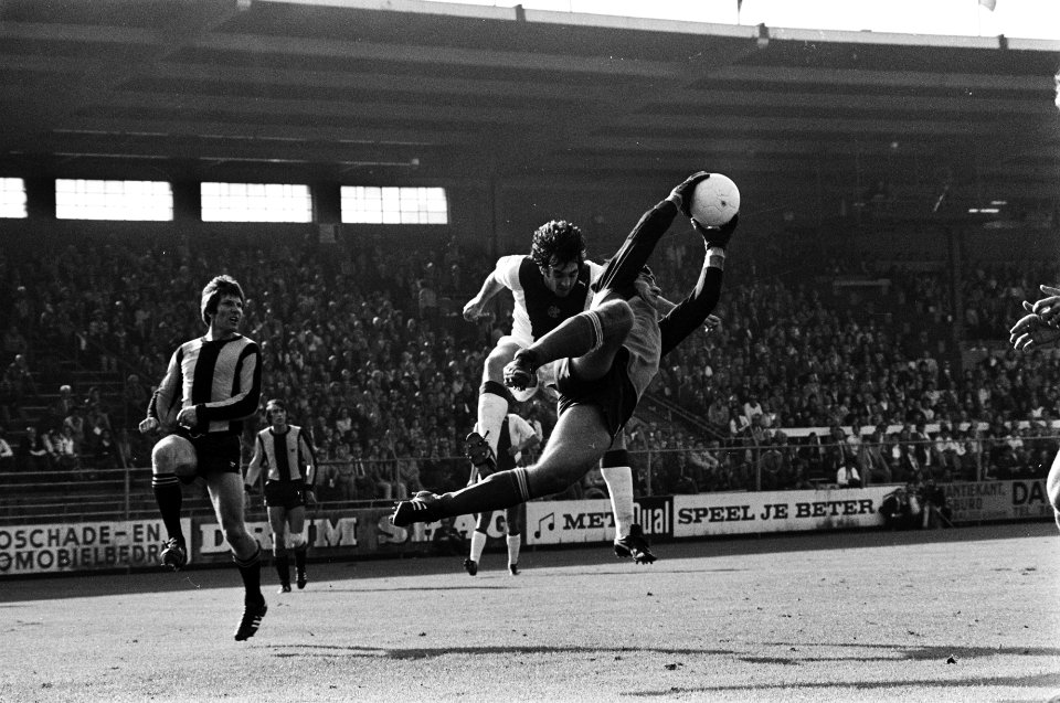 Ajax tegen Vitesse 4-0, doelman Nijhuis pakt bal weg voor Clarke, Bestanddeelnr 929-9374