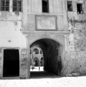 Akko. Poort die toegang geeft tot de Caravanserail met de zuilen of de Khan el U, Bestanddeelnr 255-2513
