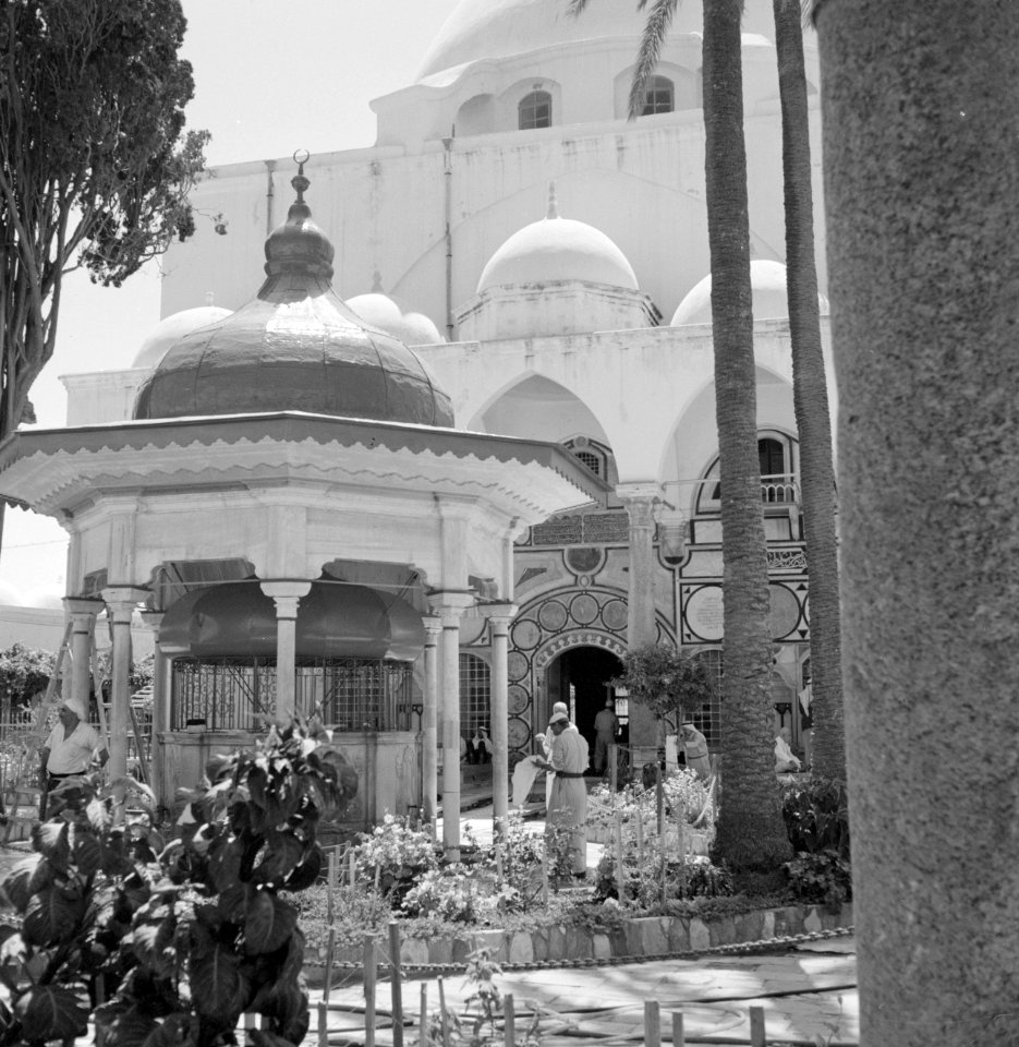 Akko, Binnenplein voor de ingang van de El Jezzar moskee. Gelovigen bij de kiosk, Bestanddeelnr 255-2522