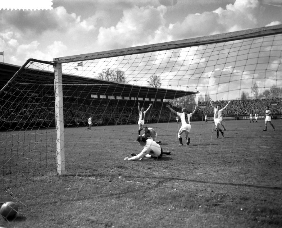 Ajax tegen Volendam 9-0, vlnr C Groot , H Groot , Prins, op de voorgrond M, Bestanddeelnr 911-1765