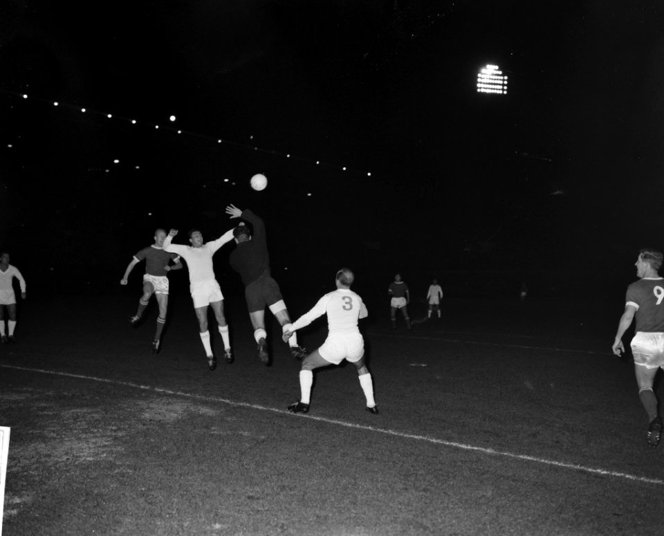 Ajax tegen Ujpest 2-0. Henk Groot scoort eerste doelpunt, Bestanddeelnr 913-1295