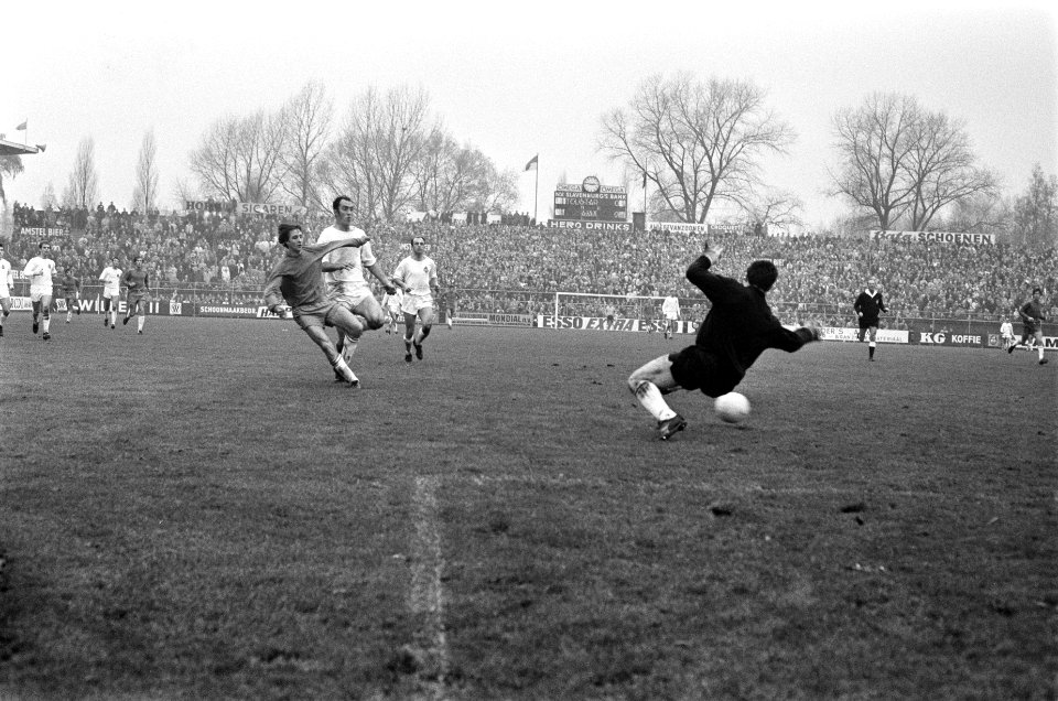 Ajax tegen Telstar 4-1. Cruijff scoort derde Ajax-doelpunt, keeper Van der Meere, Bestanddeelnr 923-0052
