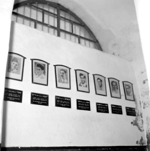 Akko, citadel. Ingelijste potretfoto's met onderschriften aan een muur van leden, Bestanddeelnr 255-2535