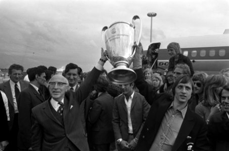 Ajax komt aan op Schiphol met de Europacup, Burgemeester Samkalden en Cruijff me, Bestanddeelnr 926-4472
