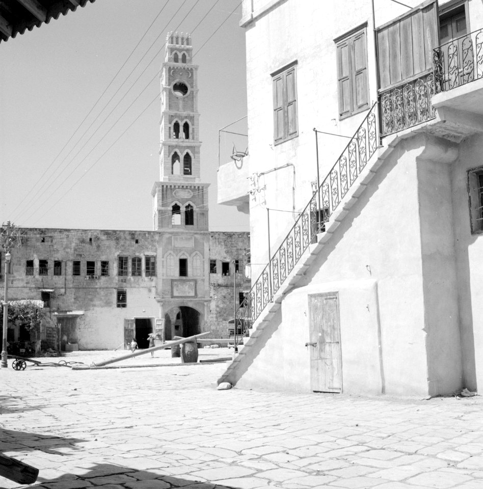Akko. Plein voor de Caravanserail met de zuilen of de Khan el Umdan. Hoofdingang, Bestanddeelnr 255-2508
