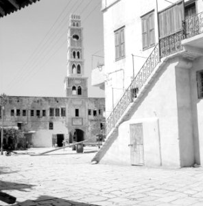 Akko. Plein voor de Caravanserail met de zuilen of de Khan el Umdan. Hoofdingang, Bestanddeelnr 255-2508