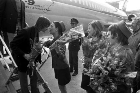 Ajax keert terug uit Lissabon op Schiphol, Cruyff krijgt kus van stewardess, Bestanddeelnr 925-5454