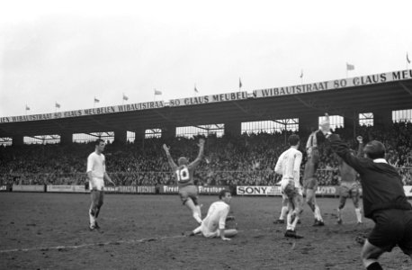 Ajax tegen Telstar 3-0. Nuninga (nummer 10) heeft gescoord. Scheidsrechter Bom w, Bestanddeelnr 920-9488
