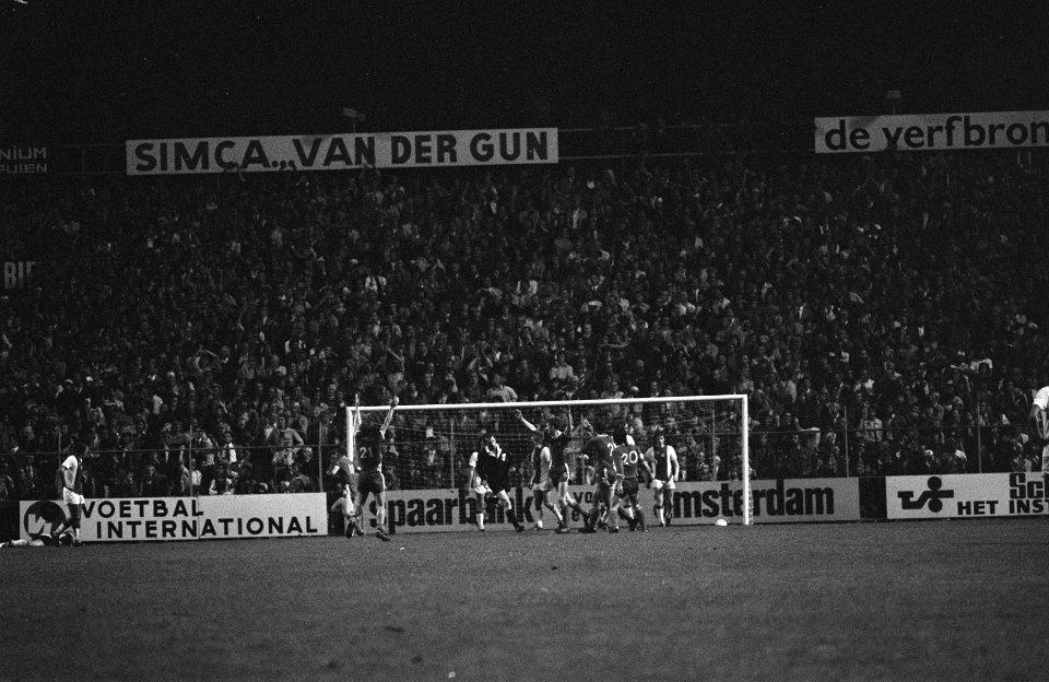 Ajax tegen Twente 1-1, Twente juicht, de gelijkmaker is gescoord, Bestanddeelnr 926-6709