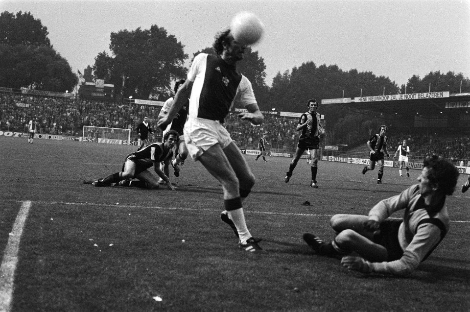Ajax tegen Vitesse 3-1, Geels in duel met keeper Beukhof, Bestanddeelnr 929-3176