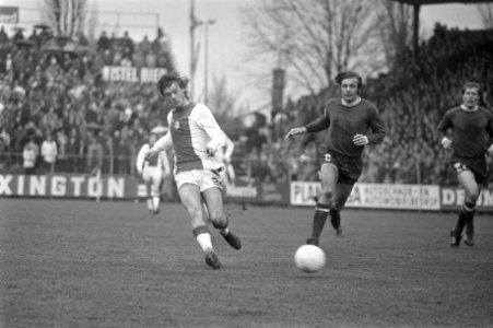 Ajax tegen Utrecht 3-1, Rep (links) scoort 2-0, rechts Adriaanse, Bestanddeelnr 926-3139