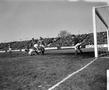 Ajax tegen Volendam 1-3. Piet Keizer kan niet doorbreken tussen de beide Volenda, Bestanddeelnr 915-0171